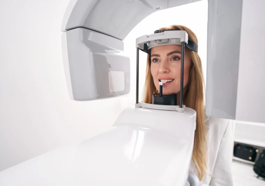 Patient lors d'une radiographie panoramique dentaire – Cabinet le 42 Toulouse